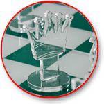 Шахматы из акрила сделаны на лазерной гравировальной машине Gravotech